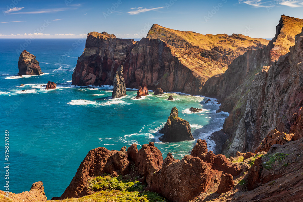 Wunschmotiv: View from Ponta do Rosto on the Ponta de Sao Lourenco peninsular, a popular lookout offering views of the jagged coastline and offshore rock formations at the eastern tip of Madeira. #575857069