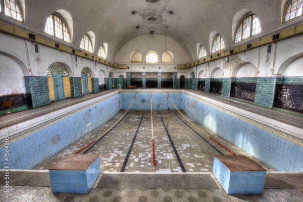Wunschmotiv: Altes verlassenes Schwimmbad #75642054