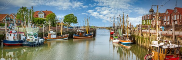 Wunschmotiv: Panorama vom Hafen in Neuharlingersiel an der Nordsee #379391541